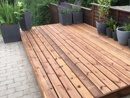 https://www.deckingsheffield.com/ website